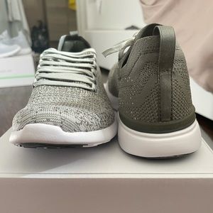 HUNTER GREEN APL SIZE 9.5 WOMENS never worn